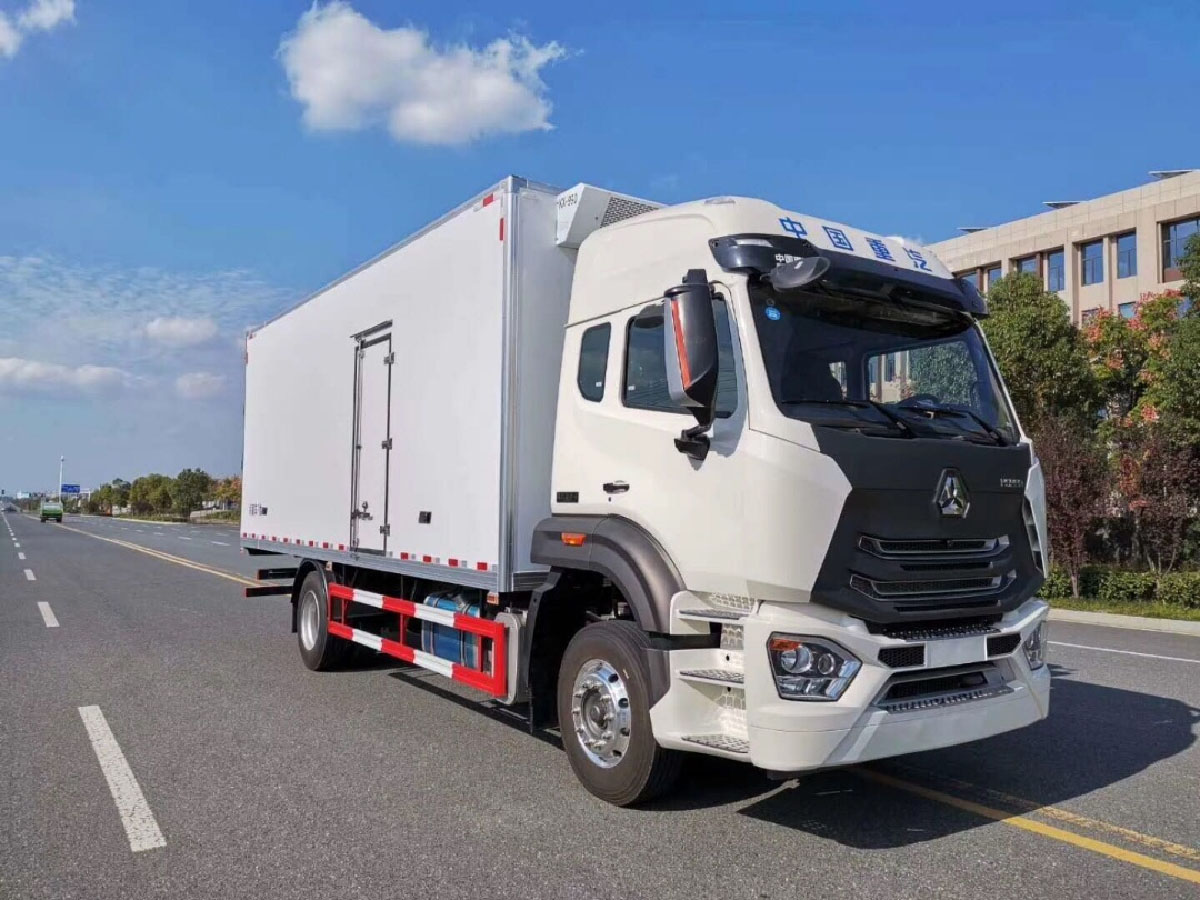 重汽豪沃6.8米冷藏車