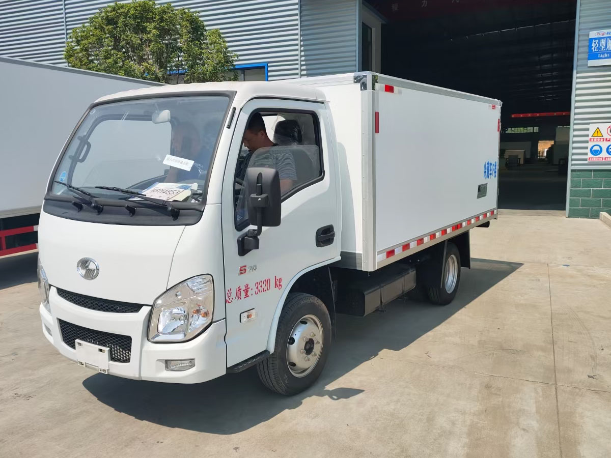 躍進(jìn)小福星地庫(kù)冷藏車(3.26米)